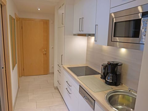 Kitchen Sink, Cabinetry, Property, Tap, Countertop, Sink, Building, Kitchen Appliance, Kitchen Stove, Plumbing Fixture