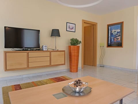 Table, Furniture, Property, Plant, Building, Houseplant, Flowerpot, Picture Frame, Wood, Interior Design