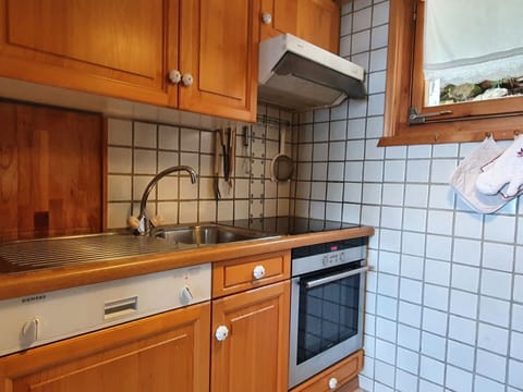 Countertop, Cabinetry, Kitchen Sink, Property, Tap, Sink, Plumbing Fixture, Kitchen, Building, Kitchen Stove