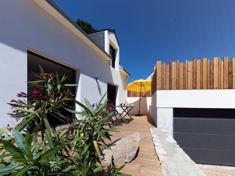 Sky, Plant, Property, Building, Window, Architecture, Wood, Urban Design, Flower, House