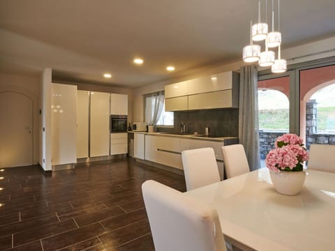 Table, Furniture, Plant, Houseplant, Cabinetry, Flower, Chair, Kitchen, Interior Design, Lamp