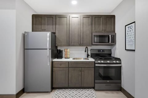 Full-size fridge, microwave, oven, stovetop