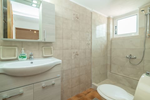 Shower, eco-friendly toiletries, hair dryer, towels