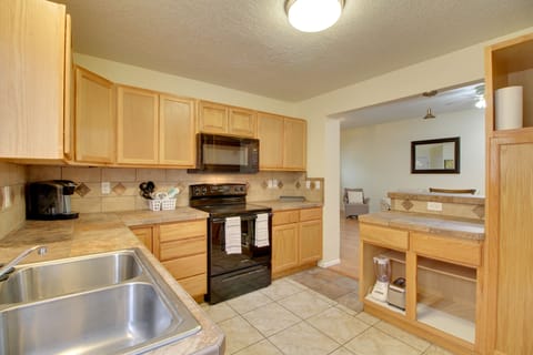 Kitchen | Keurig Coffee Maker | Blender | Toaster