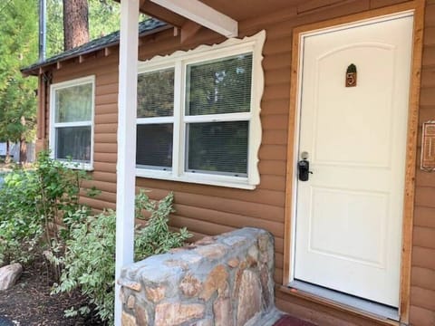 Charming Timber Haven Lodge#5 front door