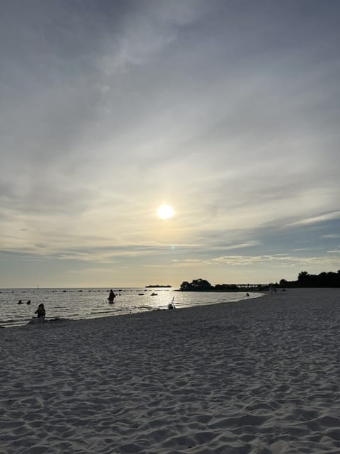 Beach nearby, sun loungers, beach towels