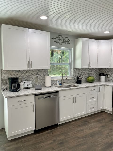 Private kitchen | Fridge, microwave, oven, stovetop