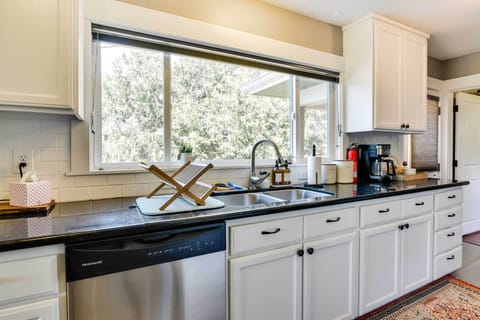 Kitchen | Cooking Basics | Paper Towels/Trash Bags Provided