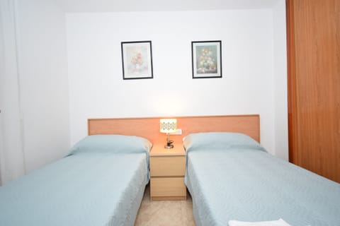 2 bedrooms, iron/ironing board, bed sheets