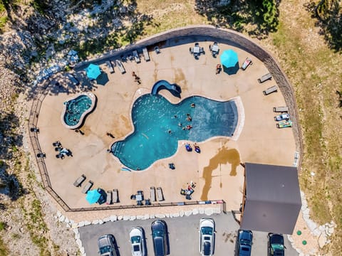 Table Rock Resorts pool and hot tub