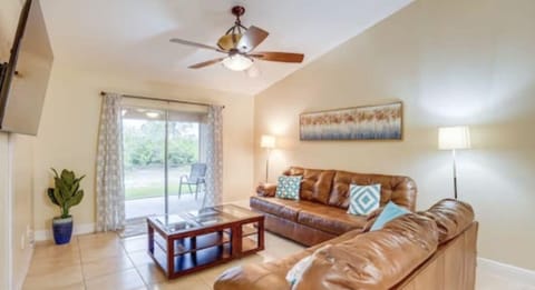Cozy family accommodations with enclosed lanai. Condo in Lehigh Acres