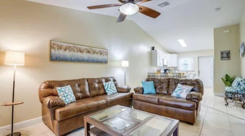 Cozy family accommodations with enclosed lanai. Condominio in Lehigh Acres