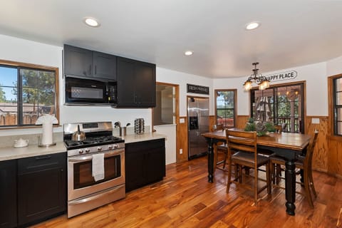 Fully equipped kitchen (3)