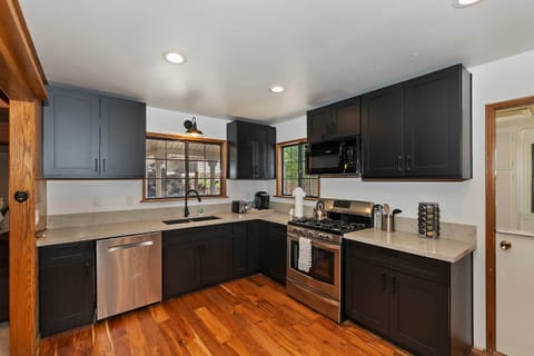 Fully equipped kitchen (2)