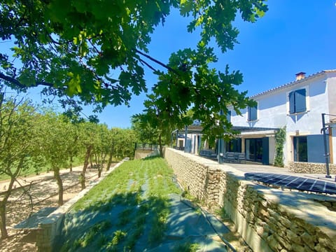 Villa Canopée in the village of Ménerbes, Air-conditioned, heated and secure swimming pool House in Ménerbes