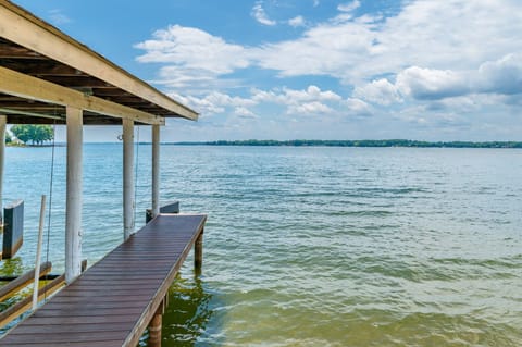 Beach nearby, sun loungers, beach towels