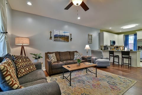 Open floor plan is great for entertaining!