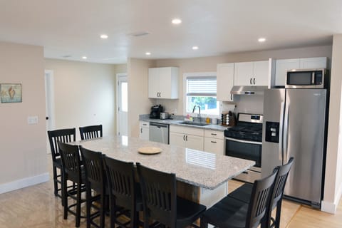 Private kitchen | Fridge, microwave, oven, stovetop