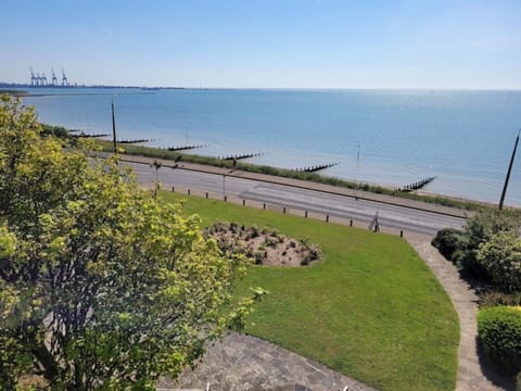 Sea Vista overlooks Beach & far reaching sea Views House in Tendring District