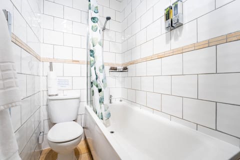 Combined shower/tub, hair dryer, towels