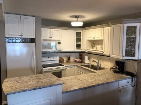 Private kitchen | Fridge, microwave, oven, stovetop