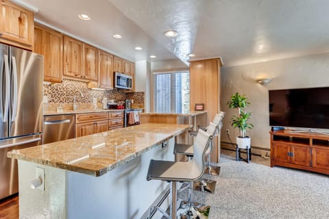 Private kitchen | Fridge, microwave, oven, stovetop