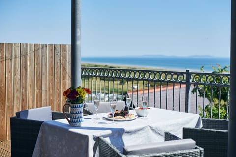 alfreso dining on the balcony