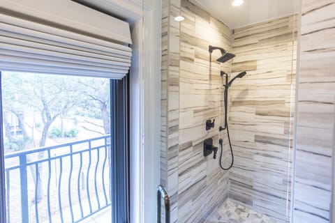 Combined shower/tub, hair dryer, towels