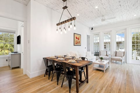 Dining Area with Seating for 6!