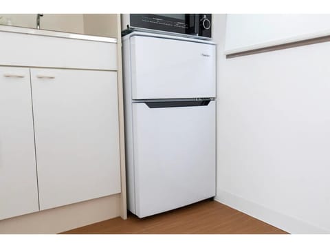 Fridge, microwave, stovetop, cookware/dishes/utensils