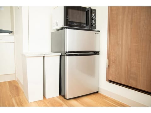 Fridge, microwave, stovetop, cookware/dishes/utensils