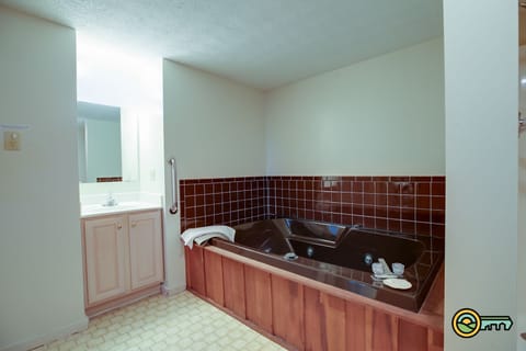 Combined shower/tub, hair dryer, towels