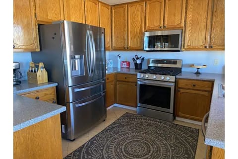 Microwave, oven, dishwasher, cookware/dishes/utensils