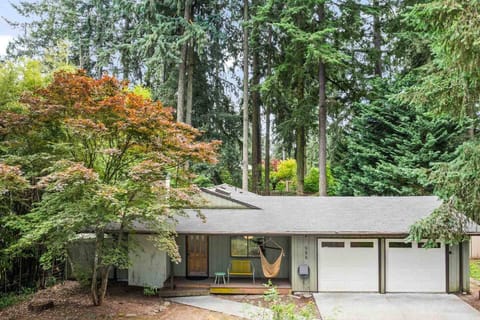 Welcome to Cozy River Forest Retreat! Please enjoy this one of a kind Milwaukie, Oregon rental.