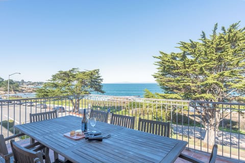 Welcome to "Escabar Escape"! Stunning Ocean Views!