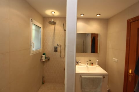 Combined shower/tub, hair dryer, bidet, towels