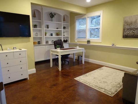 Bedroom/office. Equipped with printer and monitor.