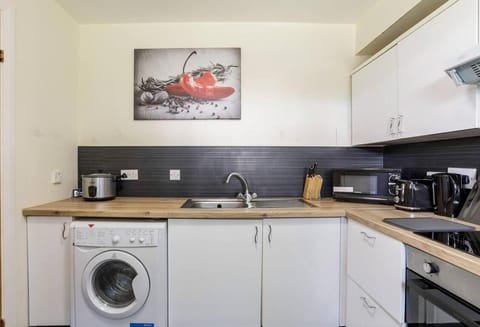 Fully Equipped Kitchen (1)