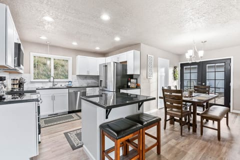 Fully equipped kitchen, perfect for entertaining!