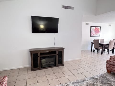 Smart TV, fireplace