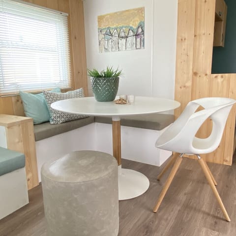 Dining room, Kitchen, Television, Sofa, Living room - EEZZ