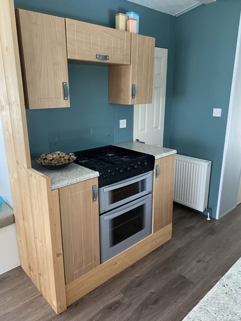 Kitchen, Coffee machine, Fridge and Cooker - EEZZ