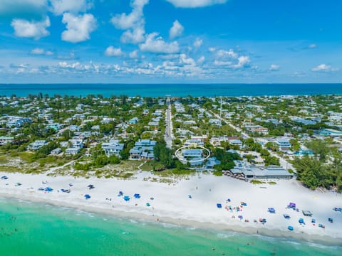 Beach nearby, sun loungers, beach towels