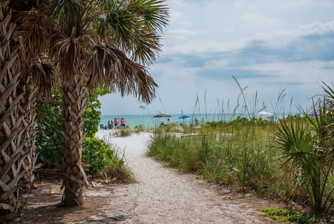 Beach nearby, sun loungers, beach towels