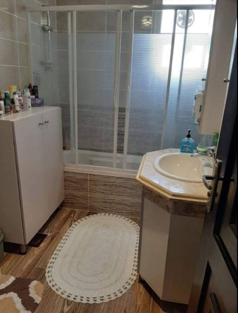 Combined shower/tub, bidet