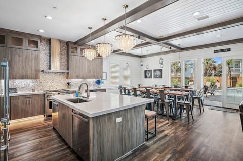 Never feels crowded! 2 high-tops seat 20 + 4 more at island barstools