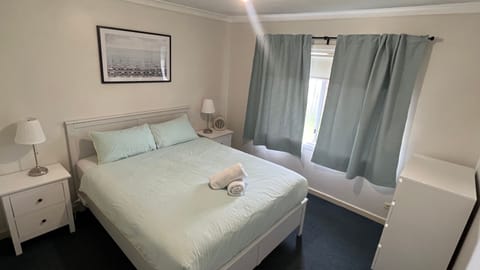 4 bedrooms, internet, bed sheets
