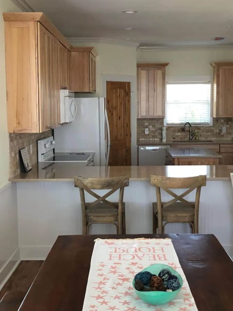 Dining Area & Bar Top