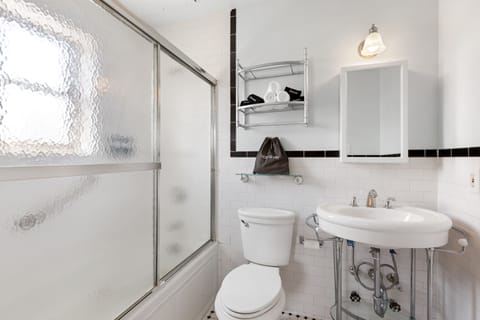 Combined shower/tub, hair dryer, towels