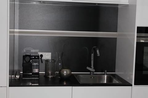 Fridge, coffee/tea maker